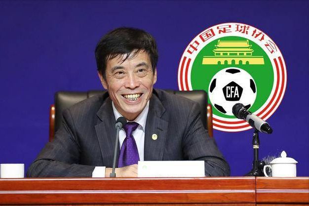 第71分钟，姆巴佩弧顶处晃开角度，尝试一脚射门，打偏了。